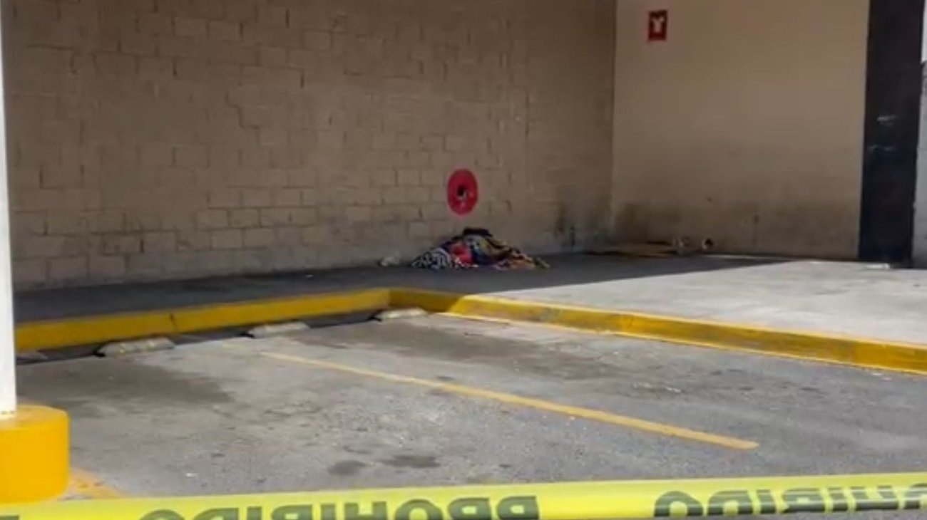 Hallan a hombre sin vida junto a centro comercial en Saltillo