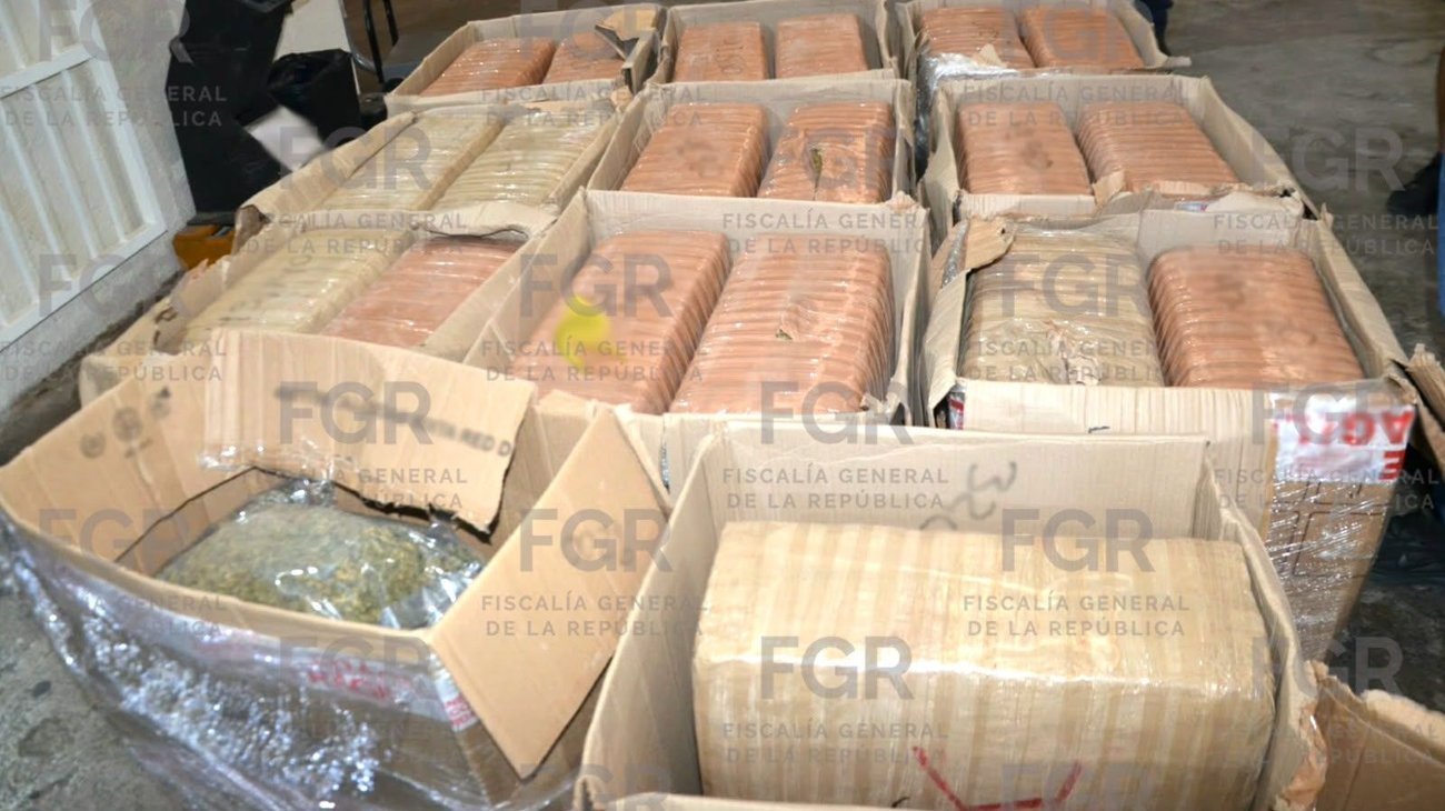 Aseguran kilos de marihuana tras salida de camino de conductor