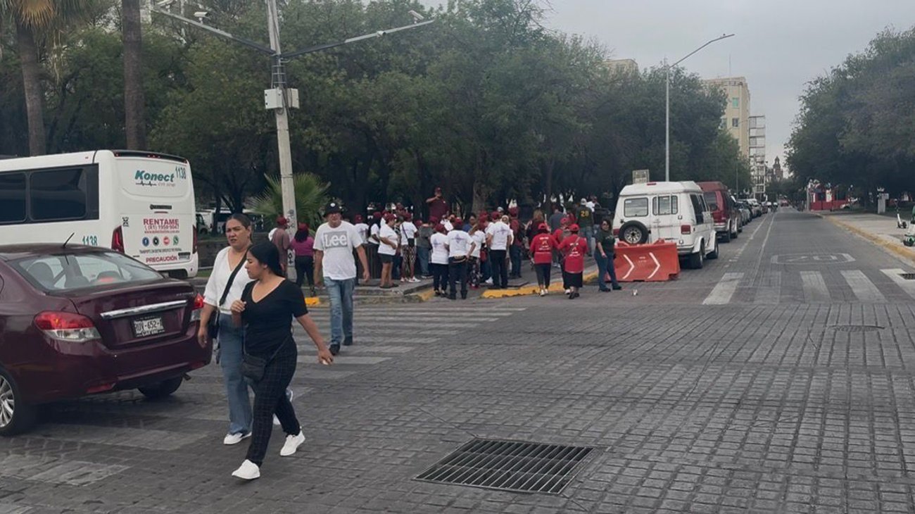 Llegan supuestos simpatizantes a informe presidencial