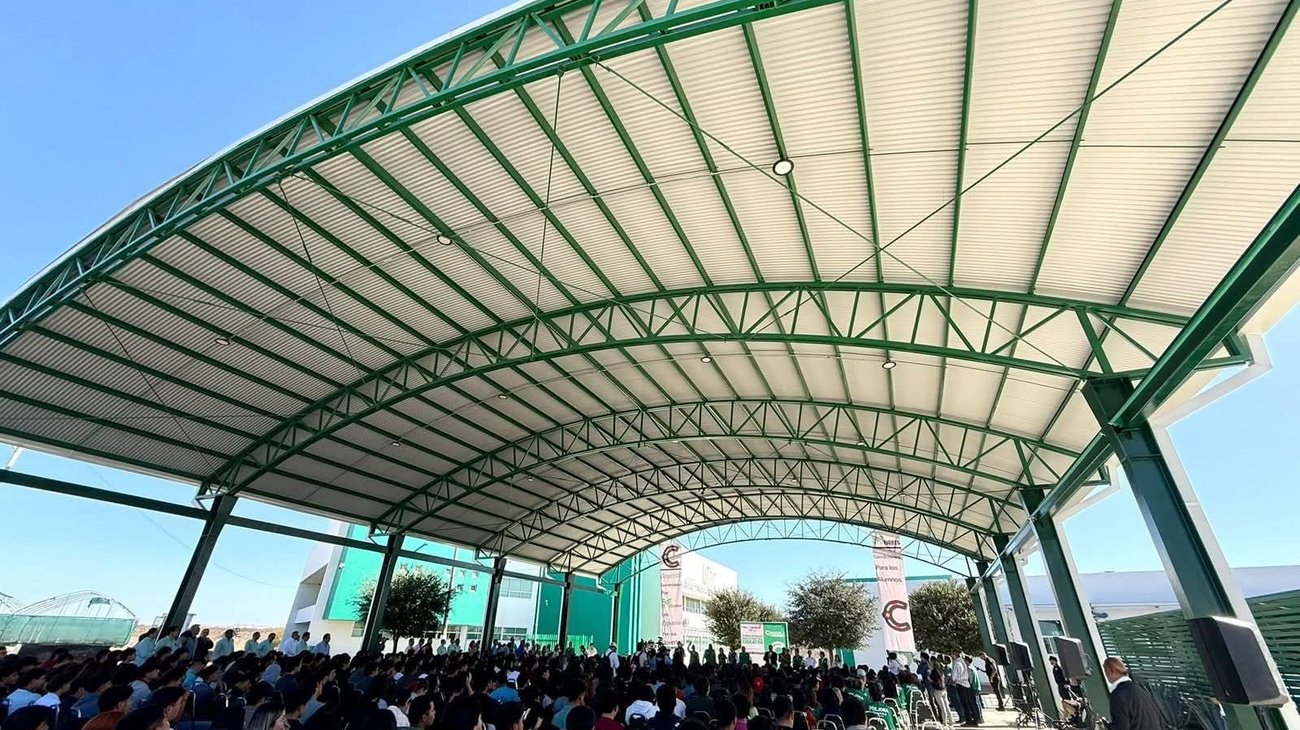 Aprovechan vacaciones para mejorar planteles escolares