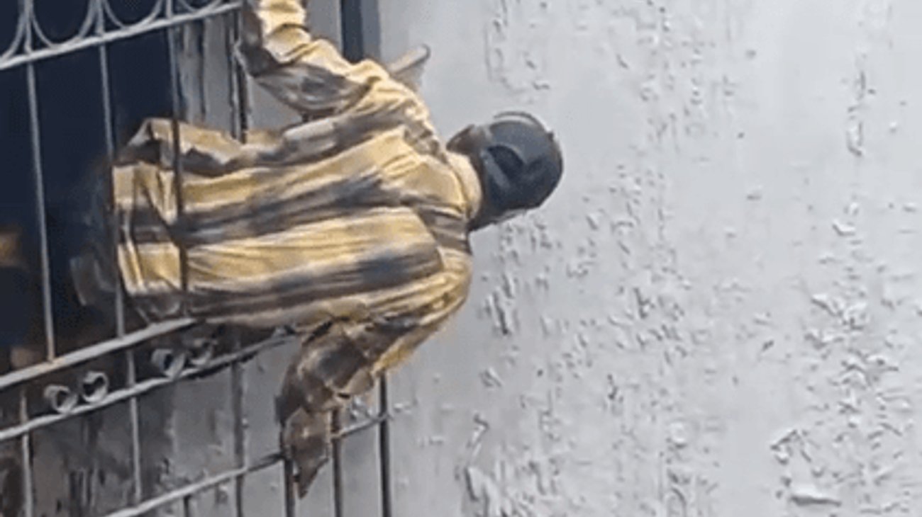 Mallas no evitan acceso a personas sobre drenajes en Ramos Arizpe