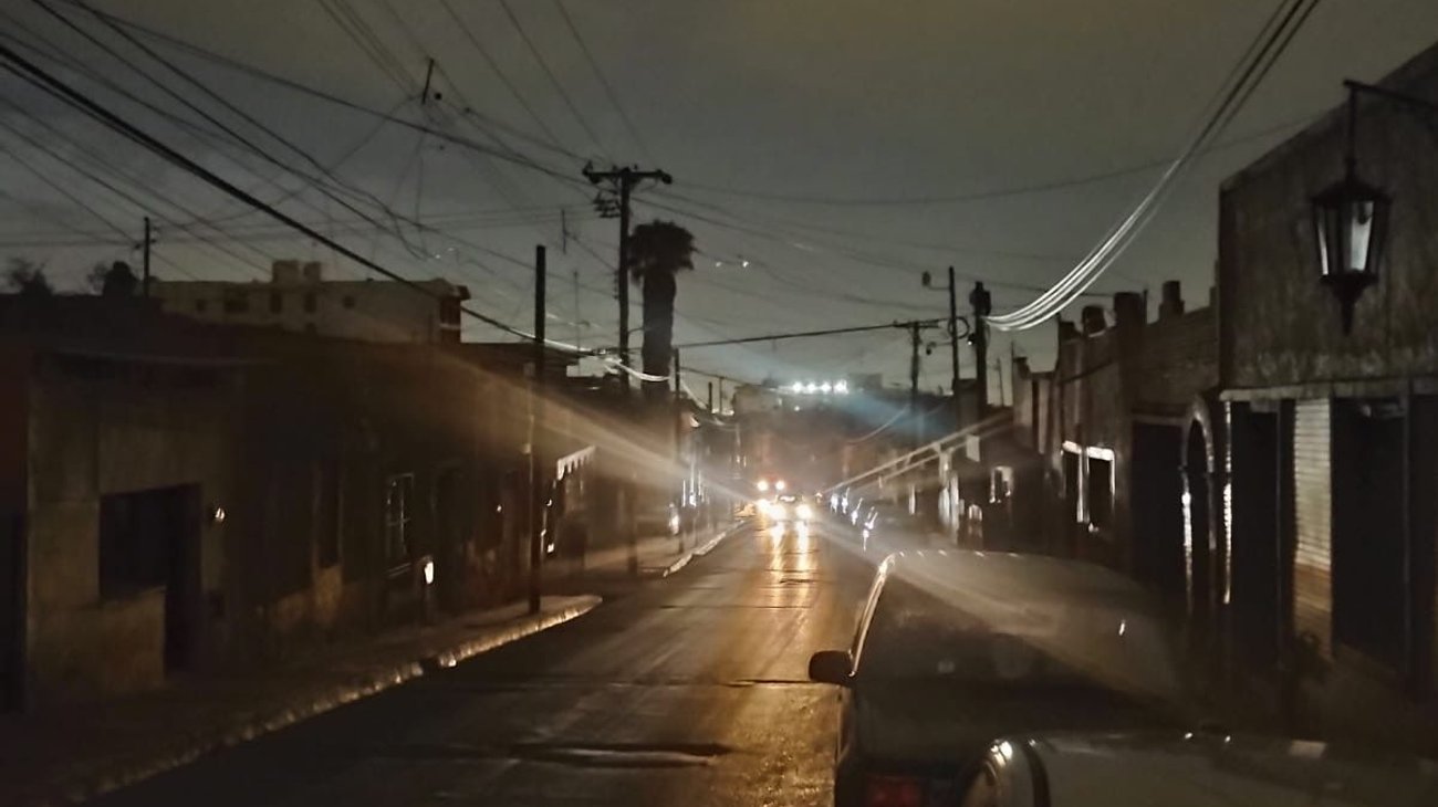 Apagón deja sin semáforos al Centro de Saltillo