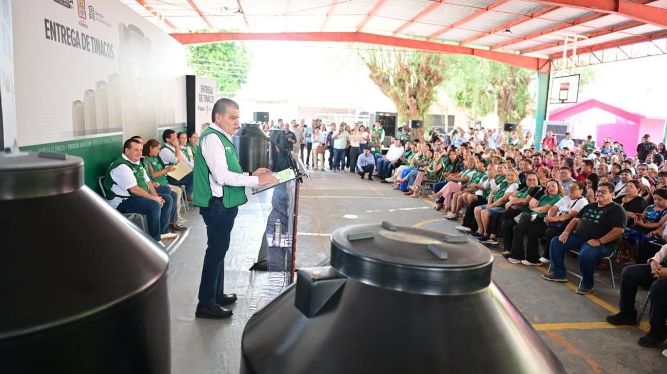 Riquelme encabeza entrega de tinacos a familias de Torreón