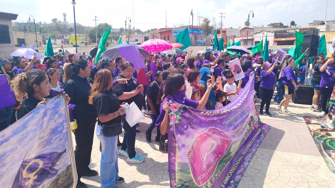 Más de mil mujeres de la UNTA marchan pacíficamente por el 8M