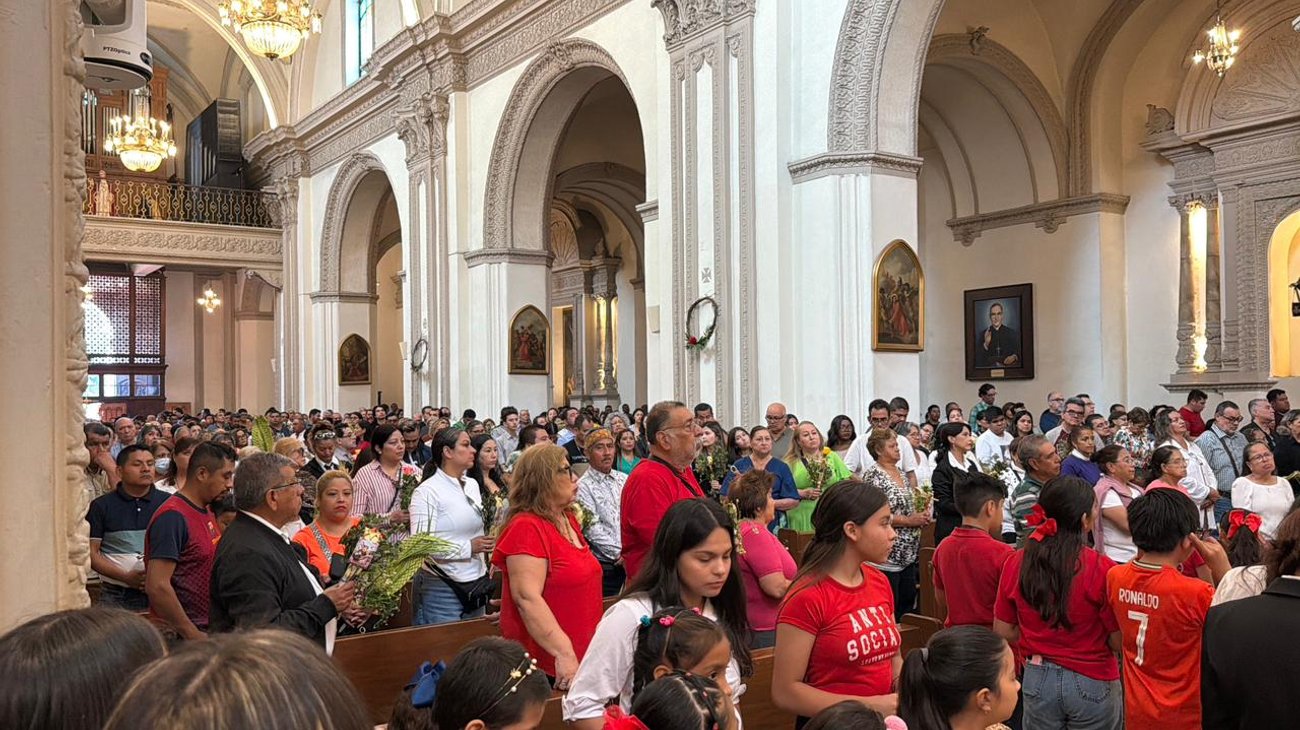 Acuden fieles a Catedral de Monterrey por Domingo de Ramos
