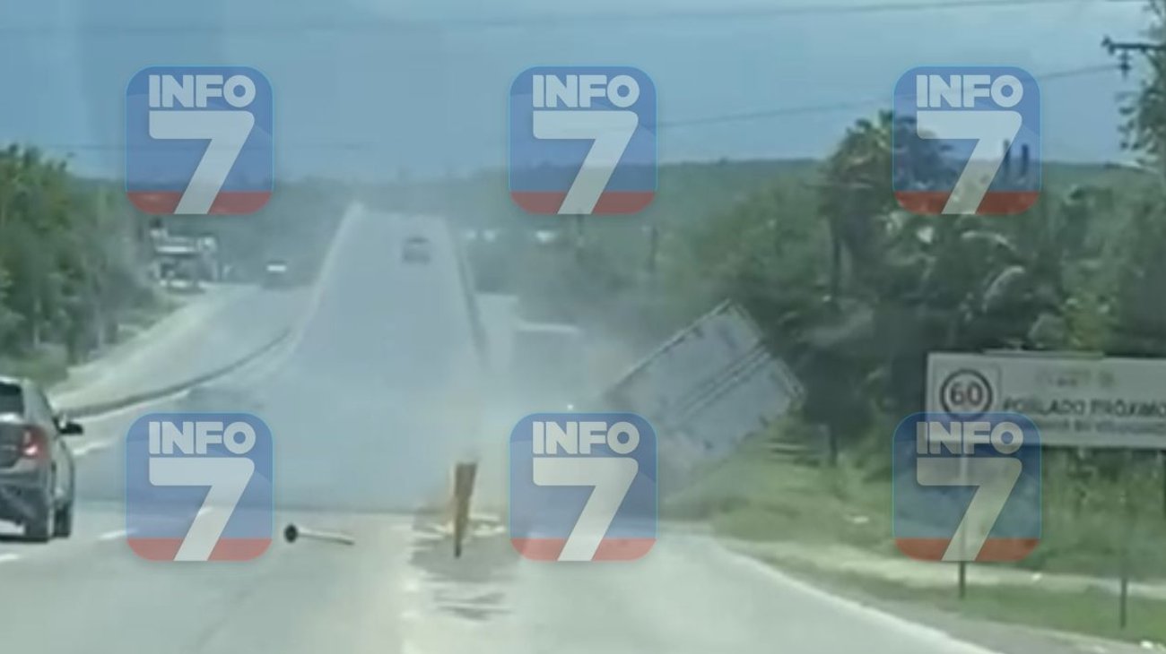 Choca tráiler con muro y vuelca en carretera Allende-Cadereyta