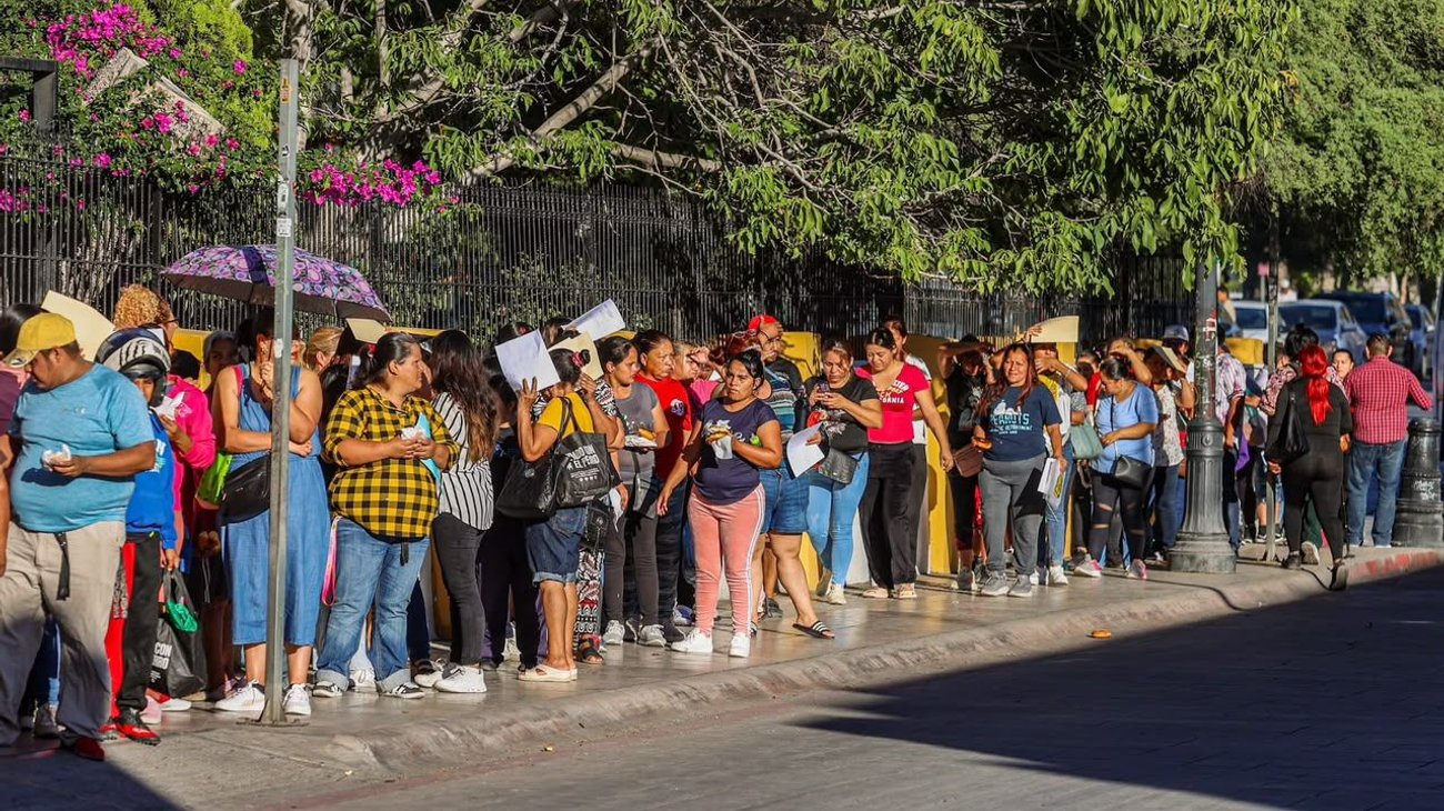 Familias de Saltillo reciben paquetes de útiles gratuitos