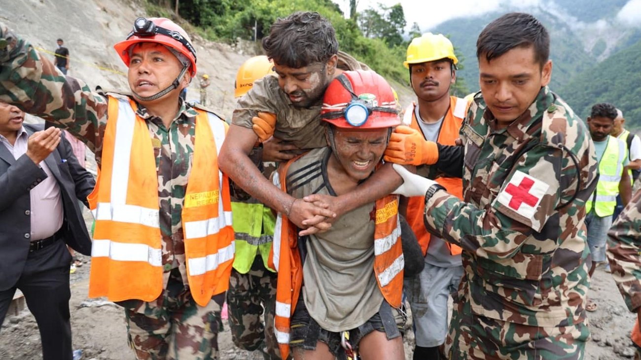 Rescatan a dos trabajadores tras 10 días desaparecidos en Nepal