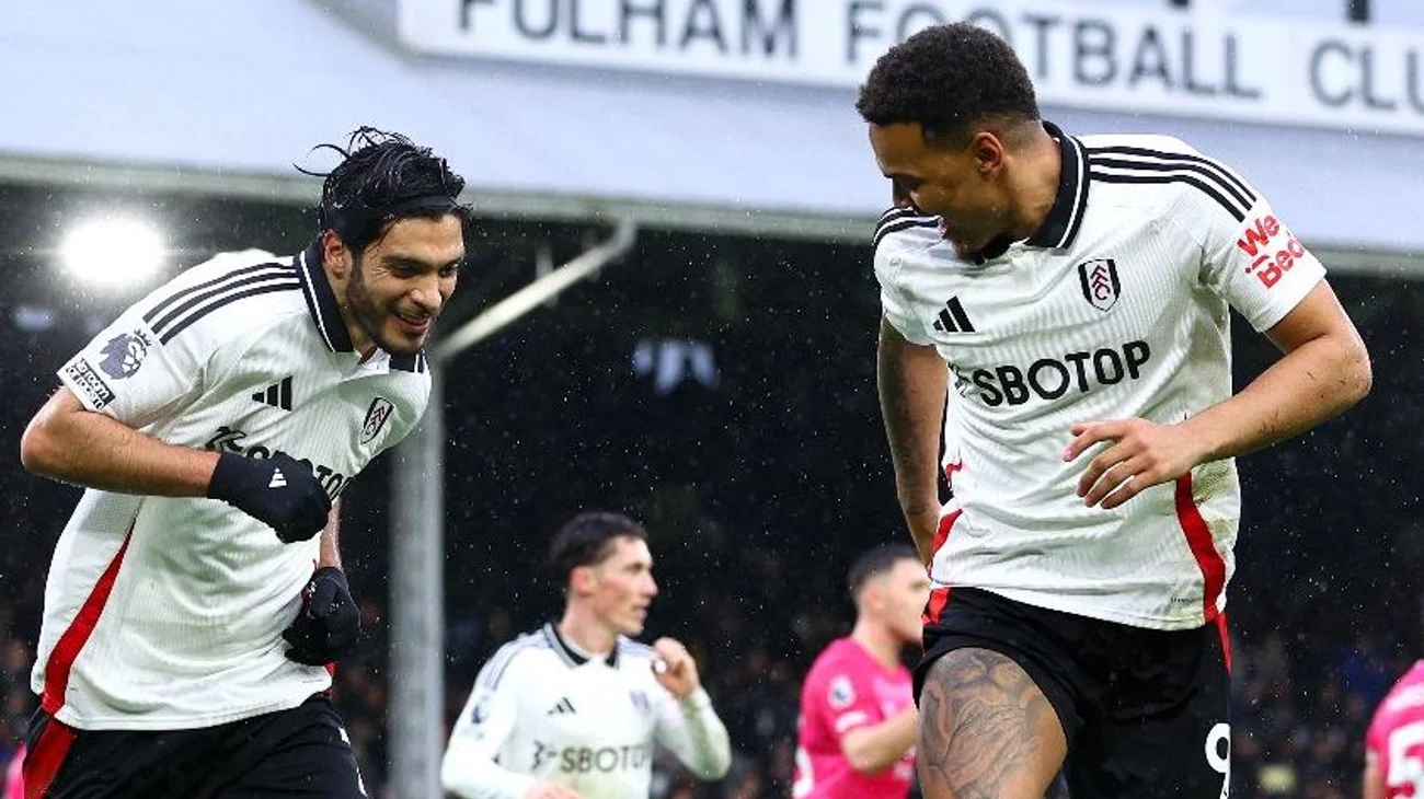 Jiménez marca doblete y supera marca de Chicharito en Inglaterra