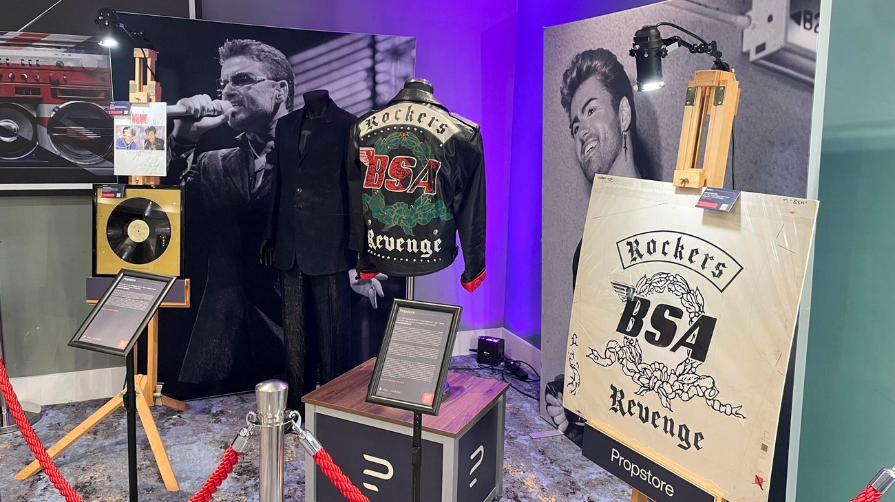 Subastarán micrófono dorado de Queen en Londres