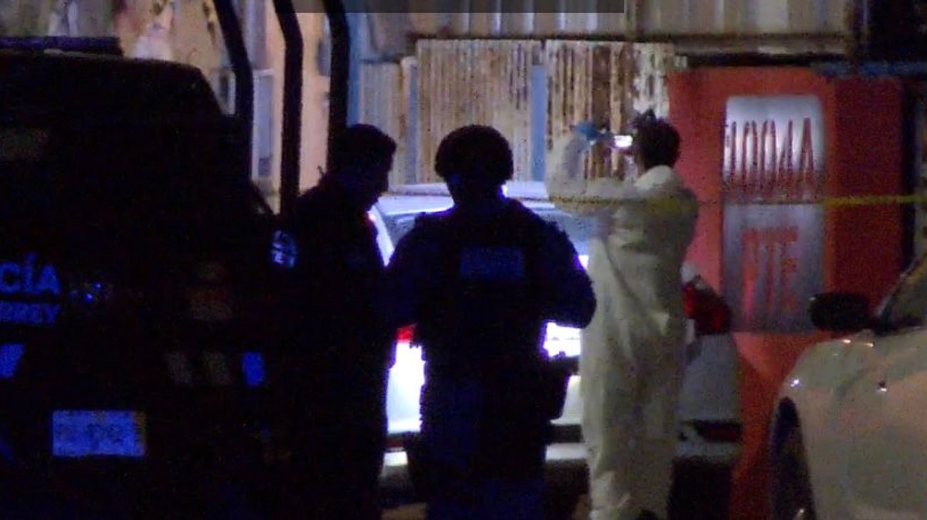 Localizan dos cuerpos encajuelados en automóvil abandonado