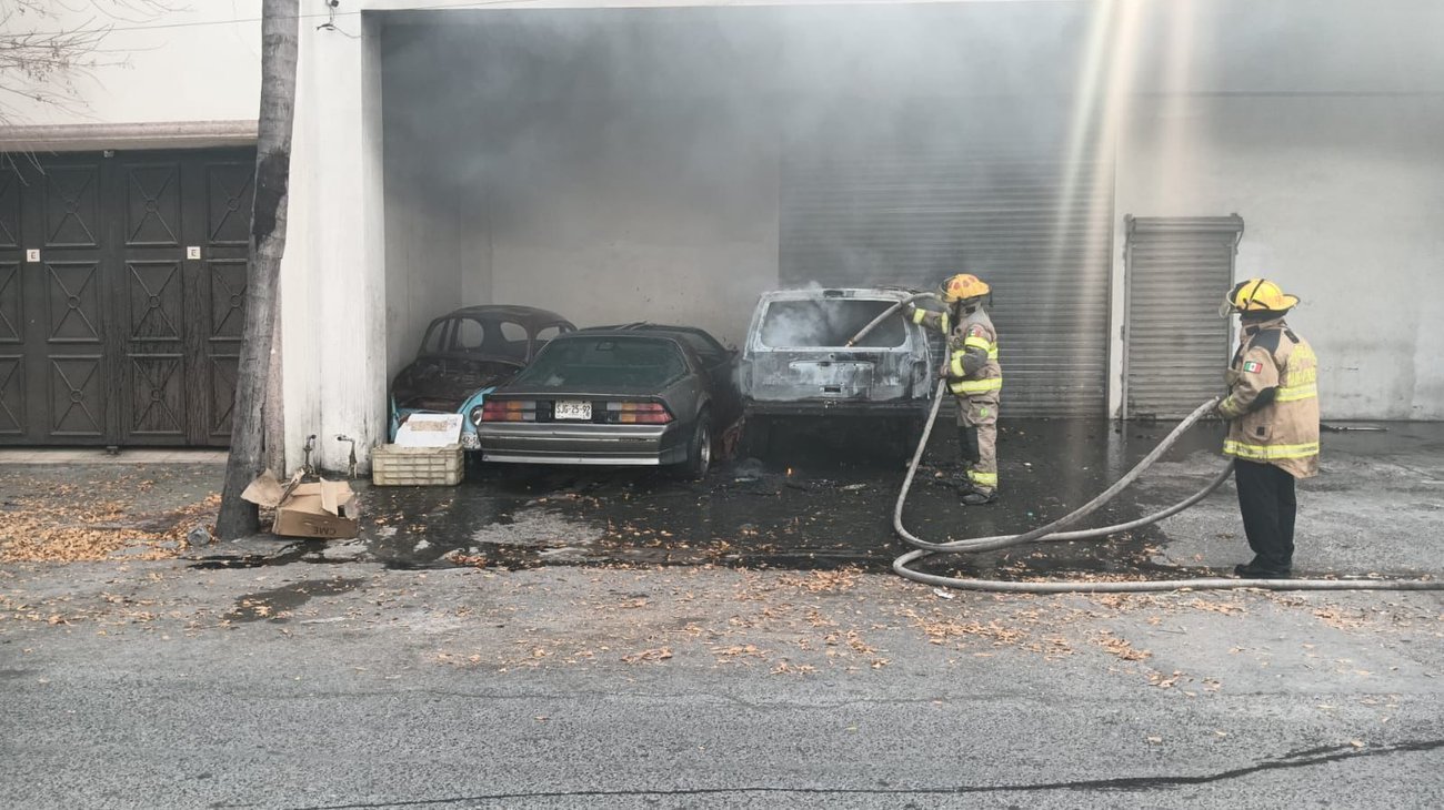 Incendio consume camioneta en el centro de Monterrey