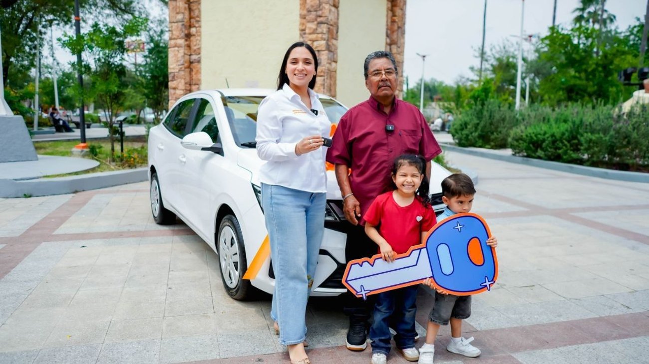 Juárez premia con auto nuevo a contribuyente cumplido