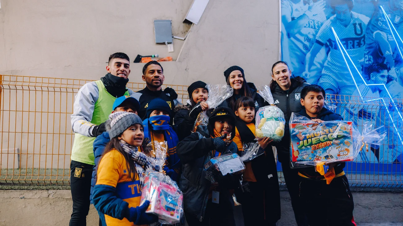 Tigres y Tigres Femenil entregan juguetes por el día de Reyes