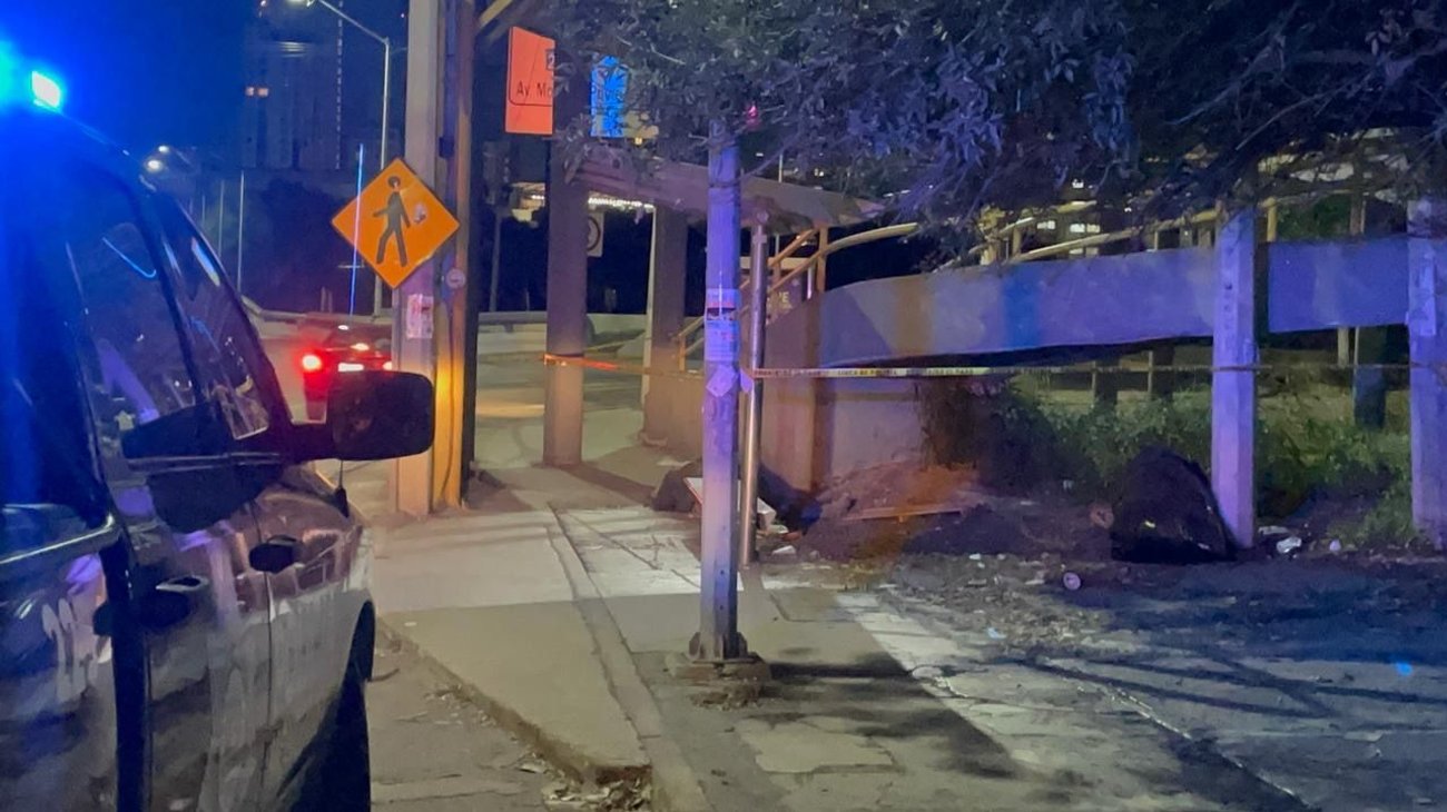 Hallan a hombre sin vida en puente peatonal de Garza Sada
