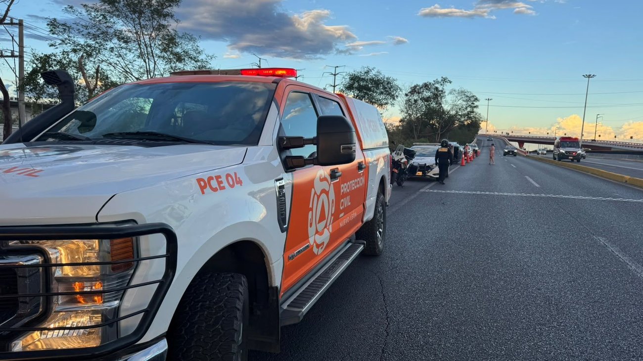 Choque provoca volcadura en la Autopista al aeropuerto