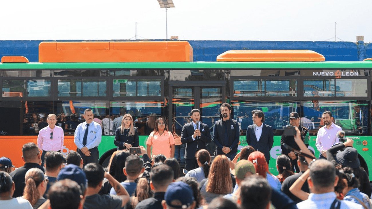 Entrega Samuel García nuevos camiones para la Ruta 20