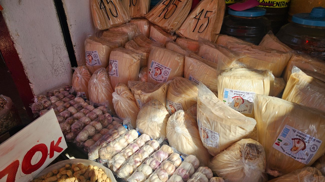 Regios se preparan con masa e ingredientes para tamales