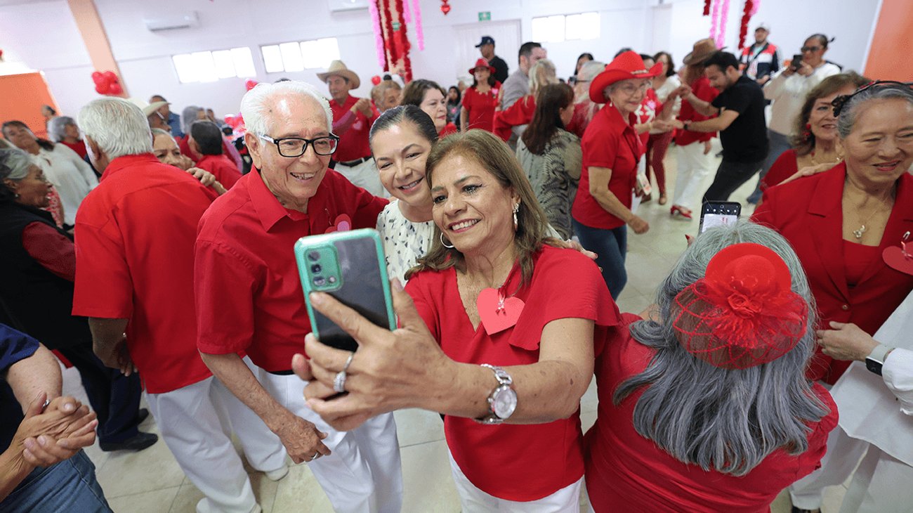 Adultos mayores disfrutan San Valentín gracias al DIF estatal
