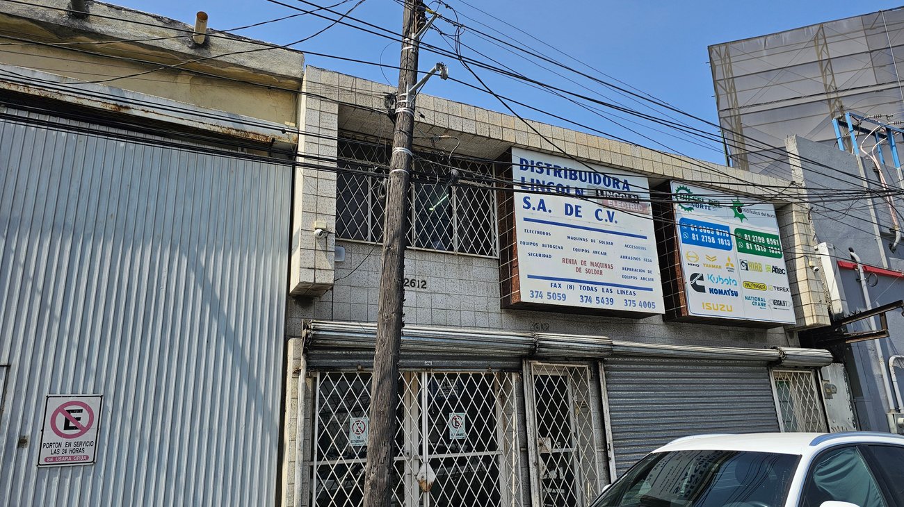 Riesgo latente por poste a punto de colapsar en la Bellavista