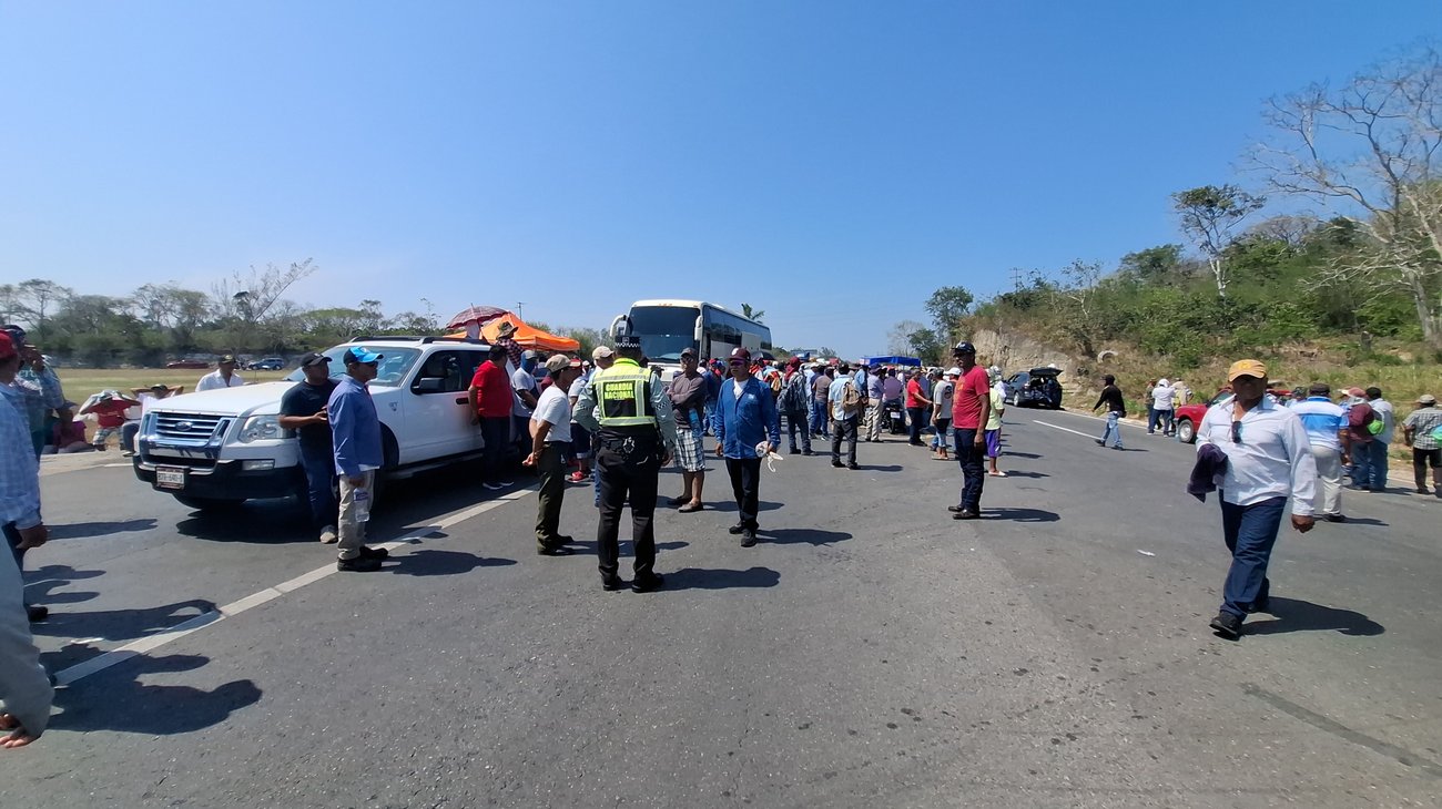 Pescadores de Veracruz bloquean carreteras en protesta por crisis