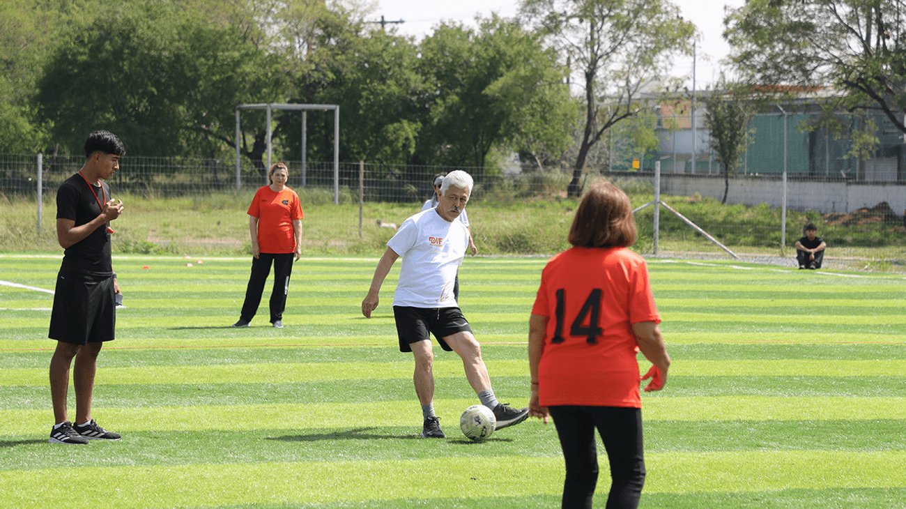 Abuelitos participan en primer Mundialito de Fútbol Caminado