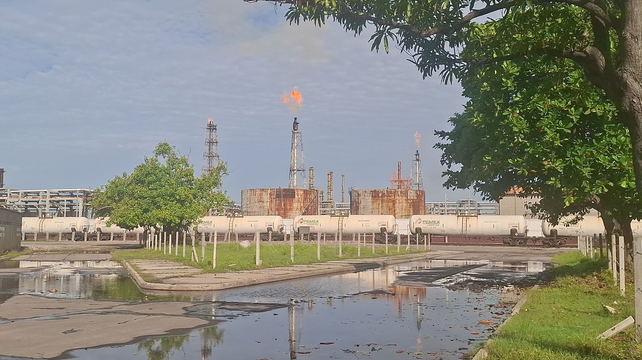 Lluvias arrastran hidrocarburos de refinería al río Pánuco