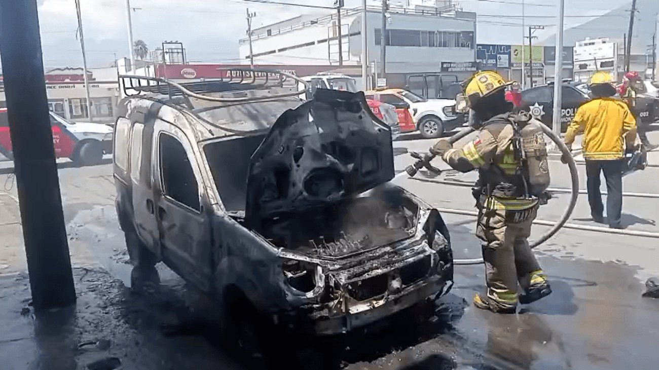 Se incendia automóvil en avenida Ruiz Cortines