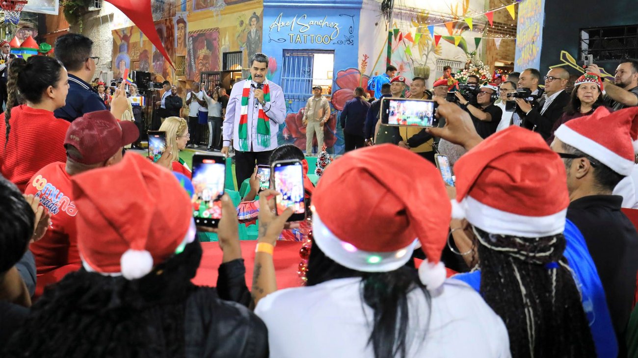 Maduro encabeza una cena navideña y pide por "paz y felicidad"