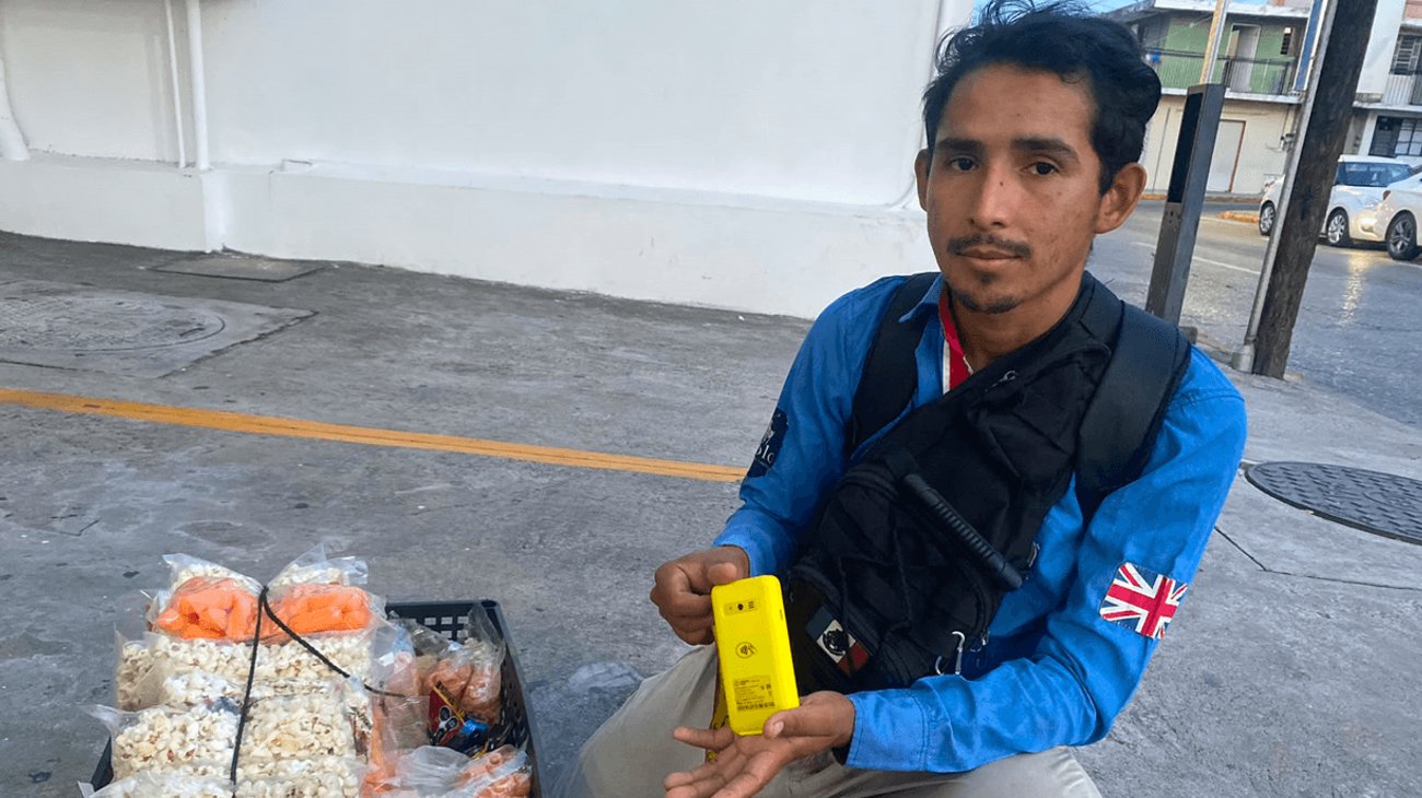 Vendedor de snacks acepta tarjetas en calles de Tampico
