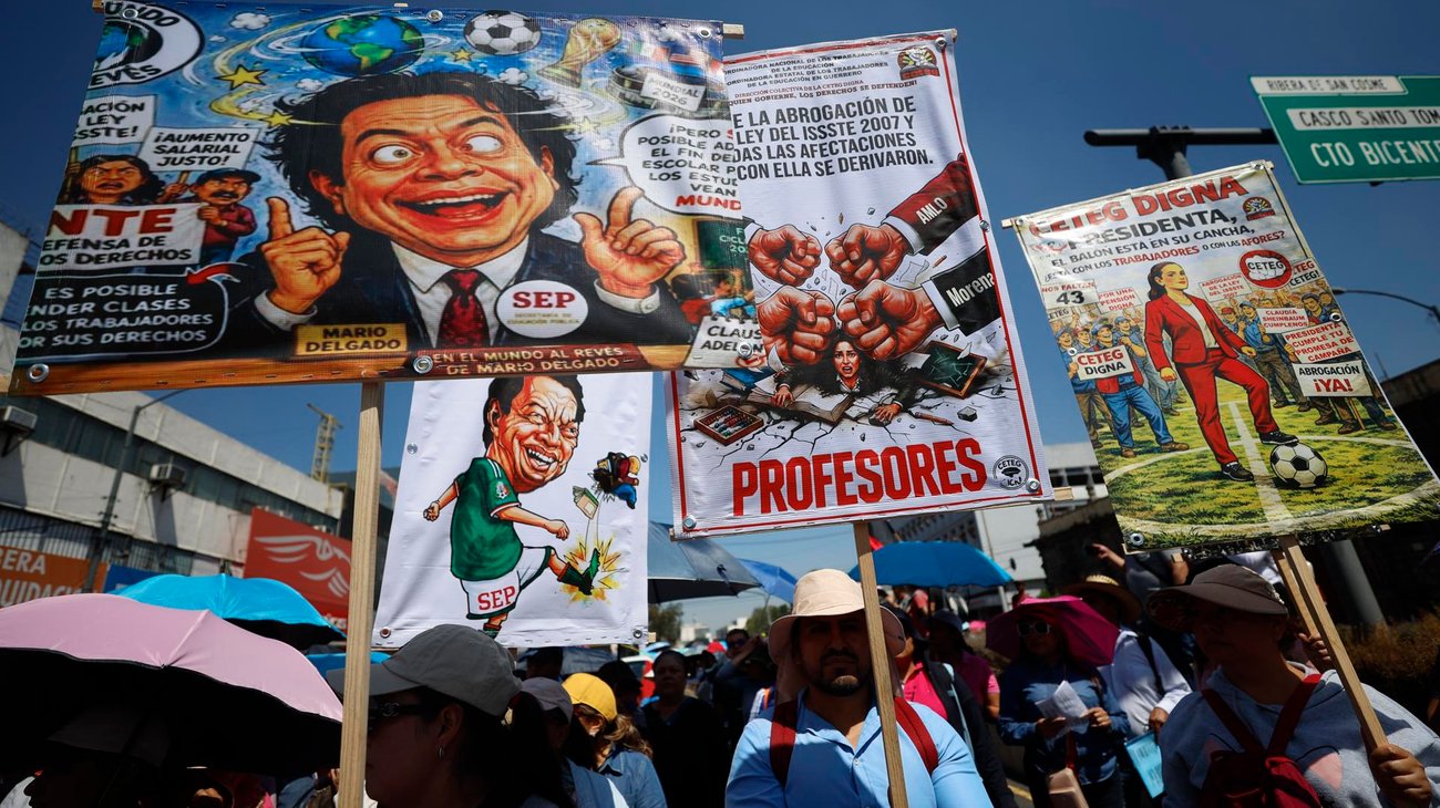 Maestros marchan en México por salarios y jubilaciones