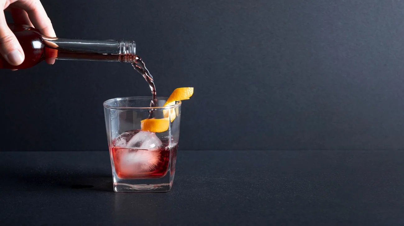 Mueren 2 personas tras beber licor adulterado en Tailandia