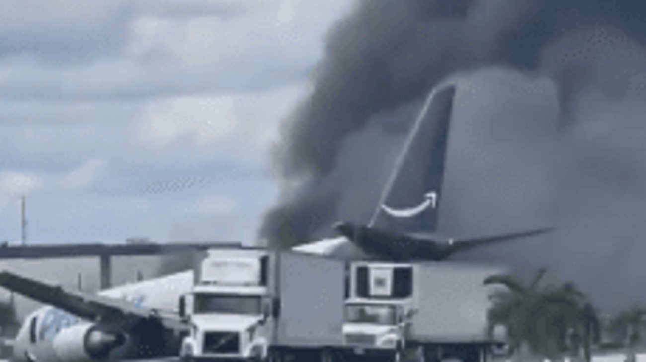 Avión de carga sale de pista y se incendia en Miami