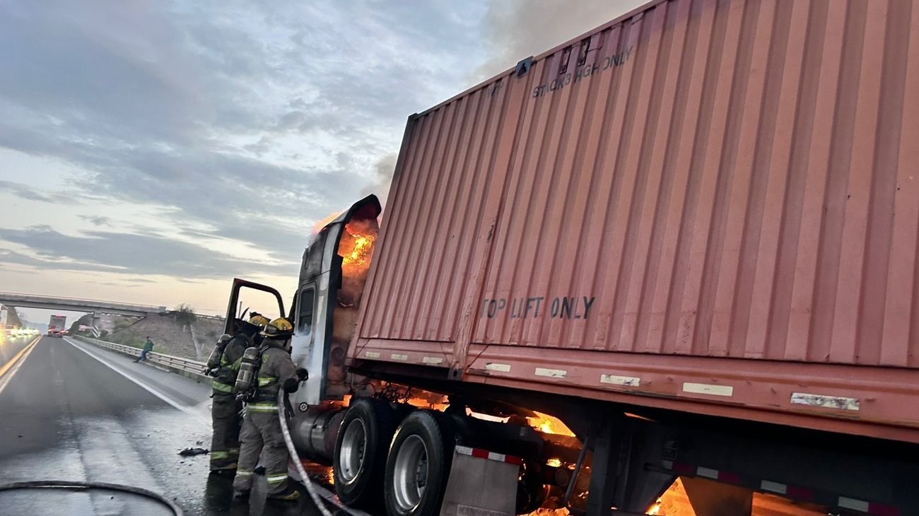Se incendia trailer en libramiento Norponiente
