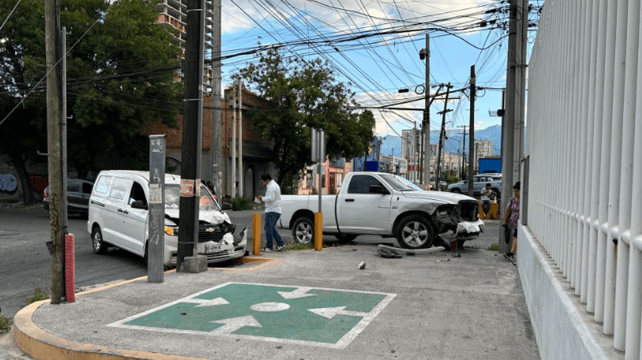 Camionetas chocan de frente en el centro de Monterrey