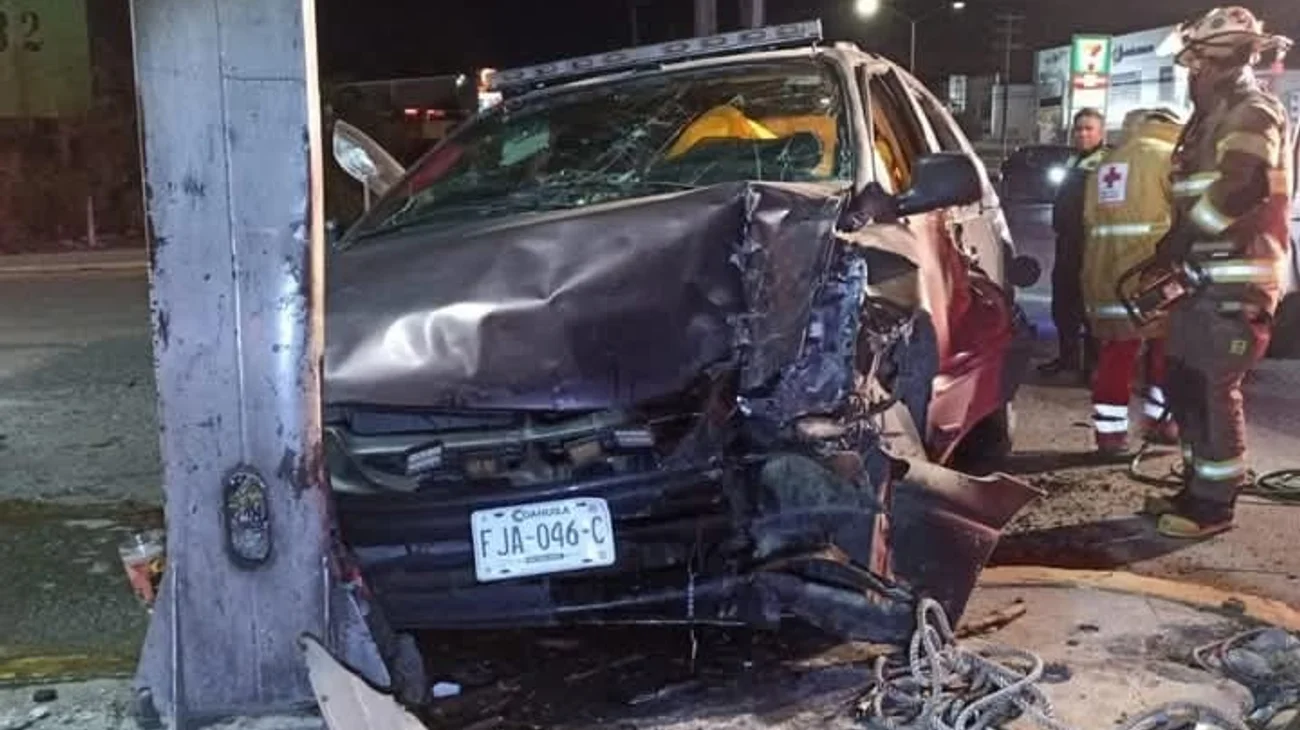 Aparatoso choque en cruce del Periférico LEA en saltillo 