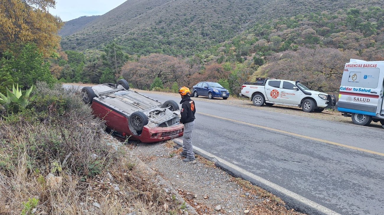 Vuelca vehículo en Galeana; tres personas resultan ilesas