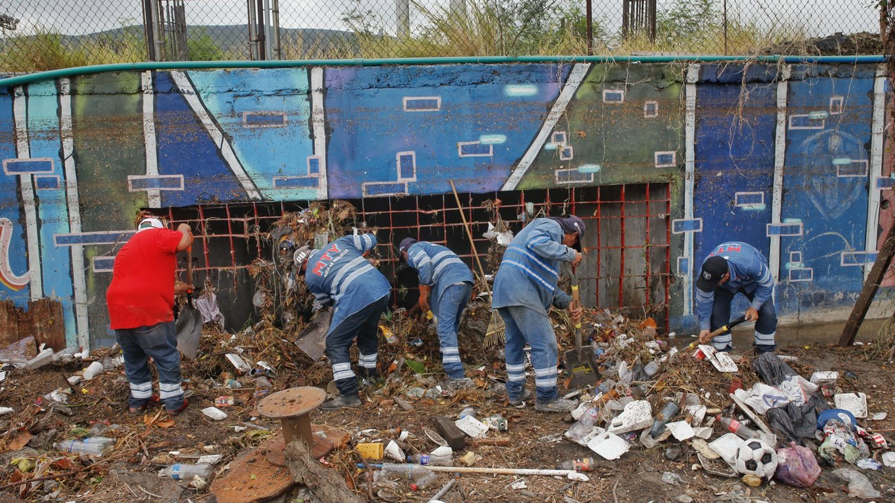 Acelera Monterrey limpieza de rejillas pluviales