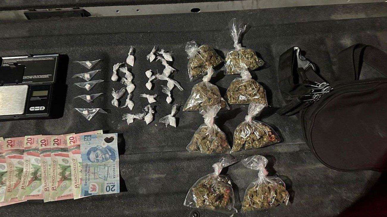 Cae hombre por 30 bolsas con droga: se le investiga por robos