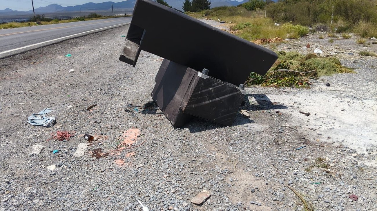 Acumulan basura, muebles y desechos junto a carretera a Arteaga