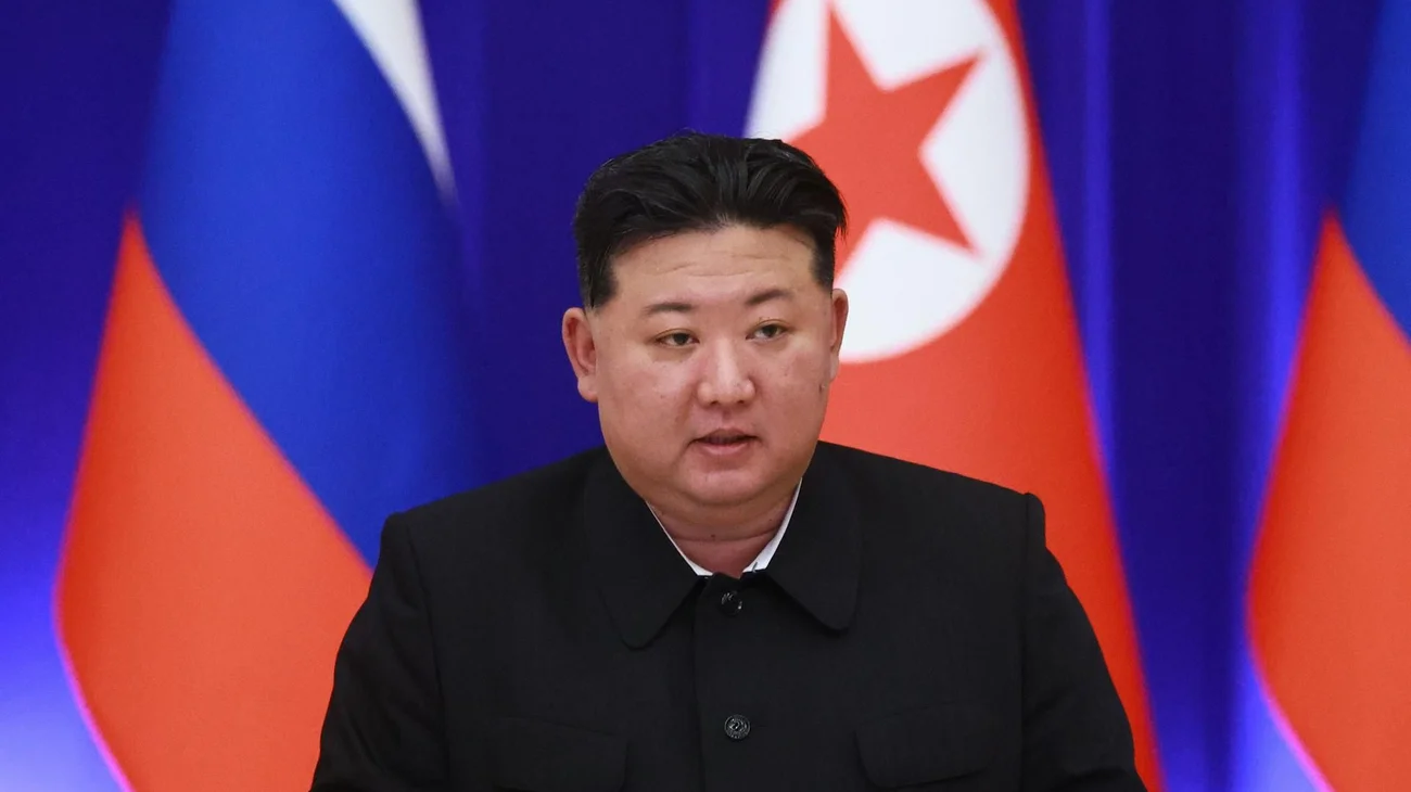 Kim Jong-un inspecciona una fábrica de tanques