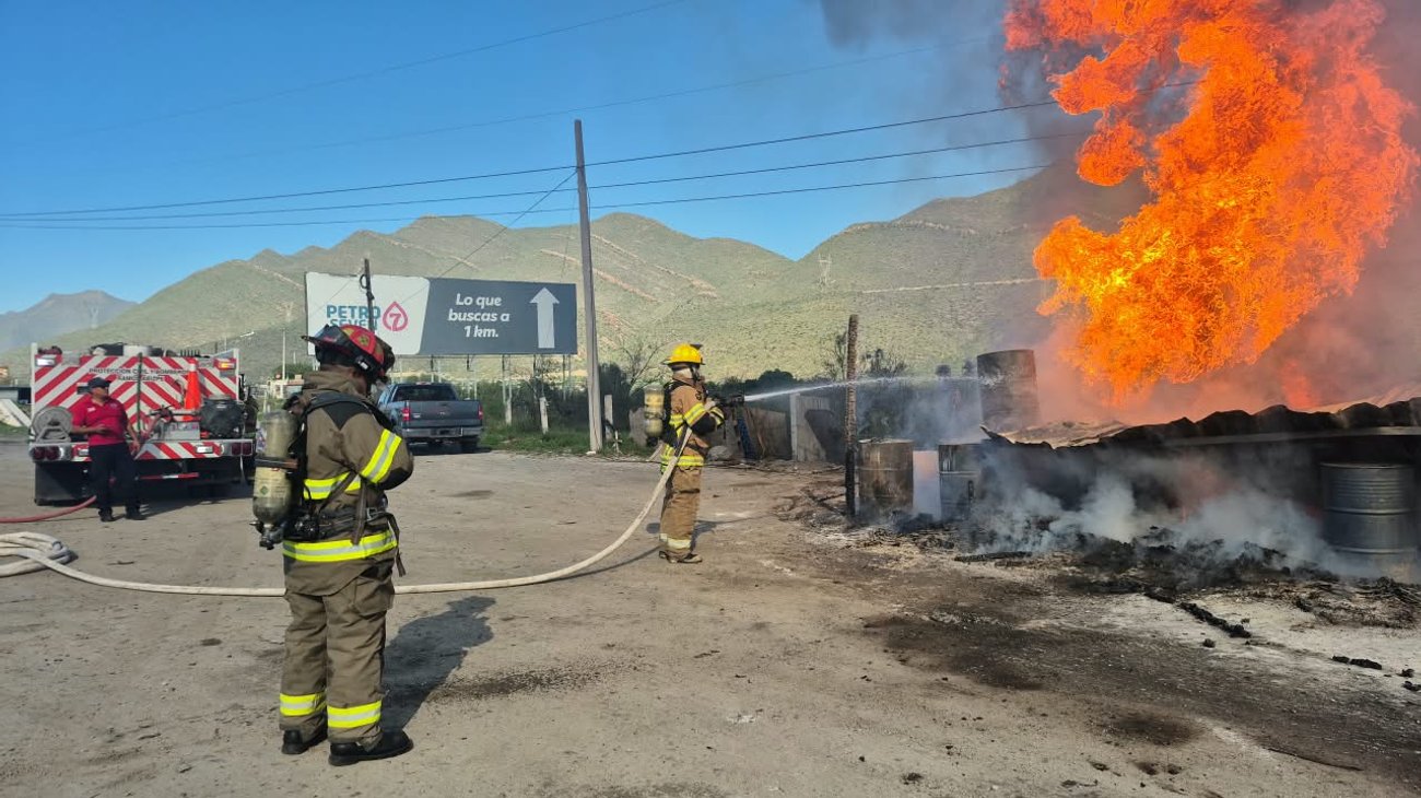 Incendio consume tejabán con tambos de presunto diésel 