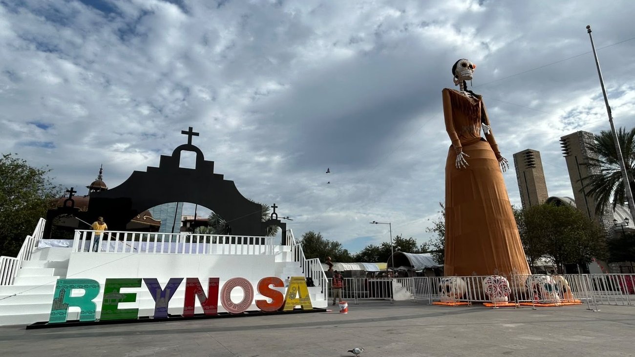Reynosa honra a sus difuntos con monumental altar de muertos