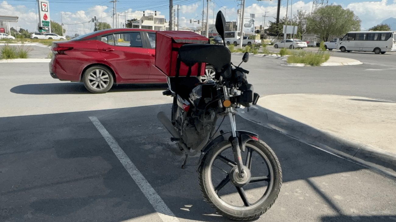 Camioneta golpea a motociclista detenido en semáforo de Saltillo