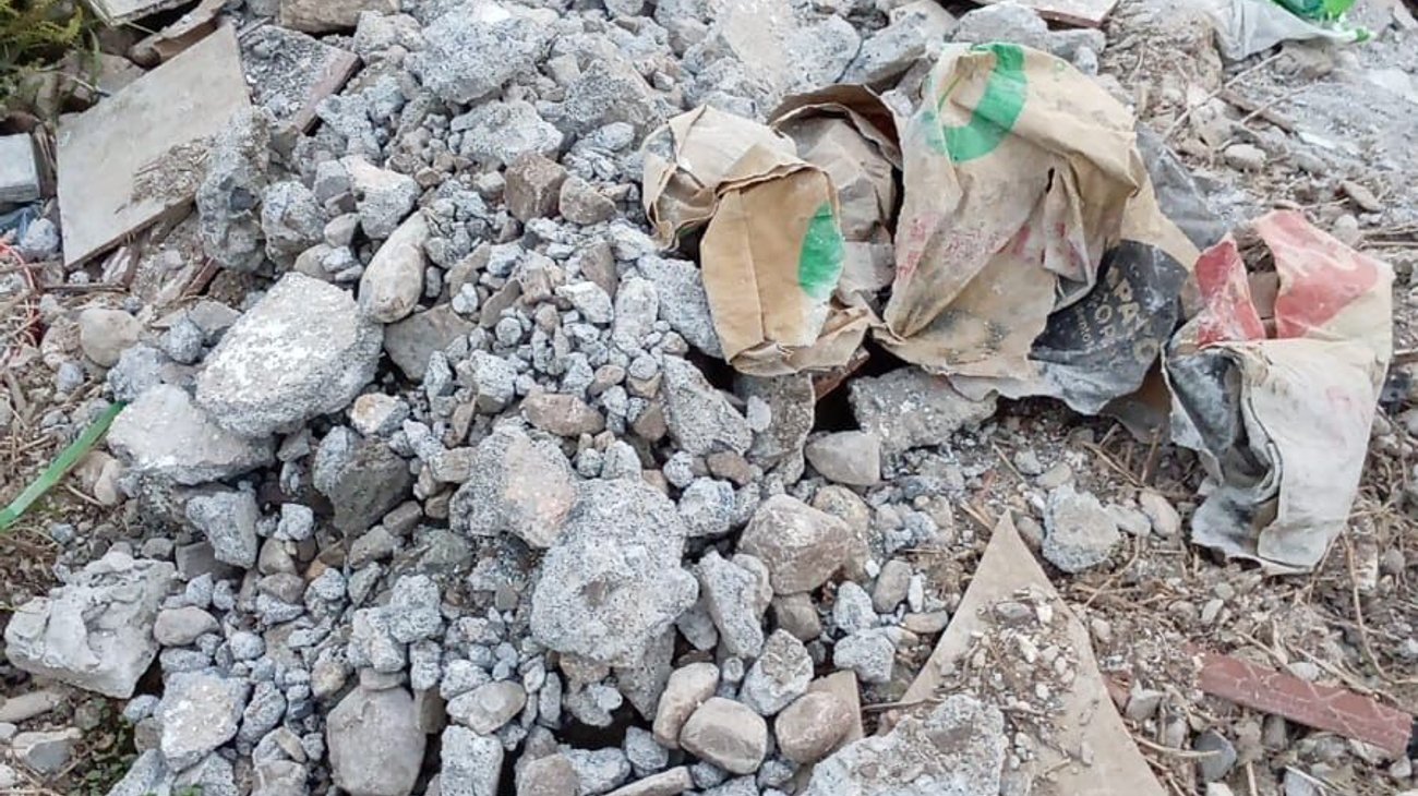 Detienen a hombre por tirar basura y escombro en Saltillo
