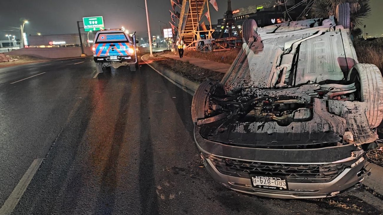 Conductor dormita y vuelca automóvil en Paseo de los Leones