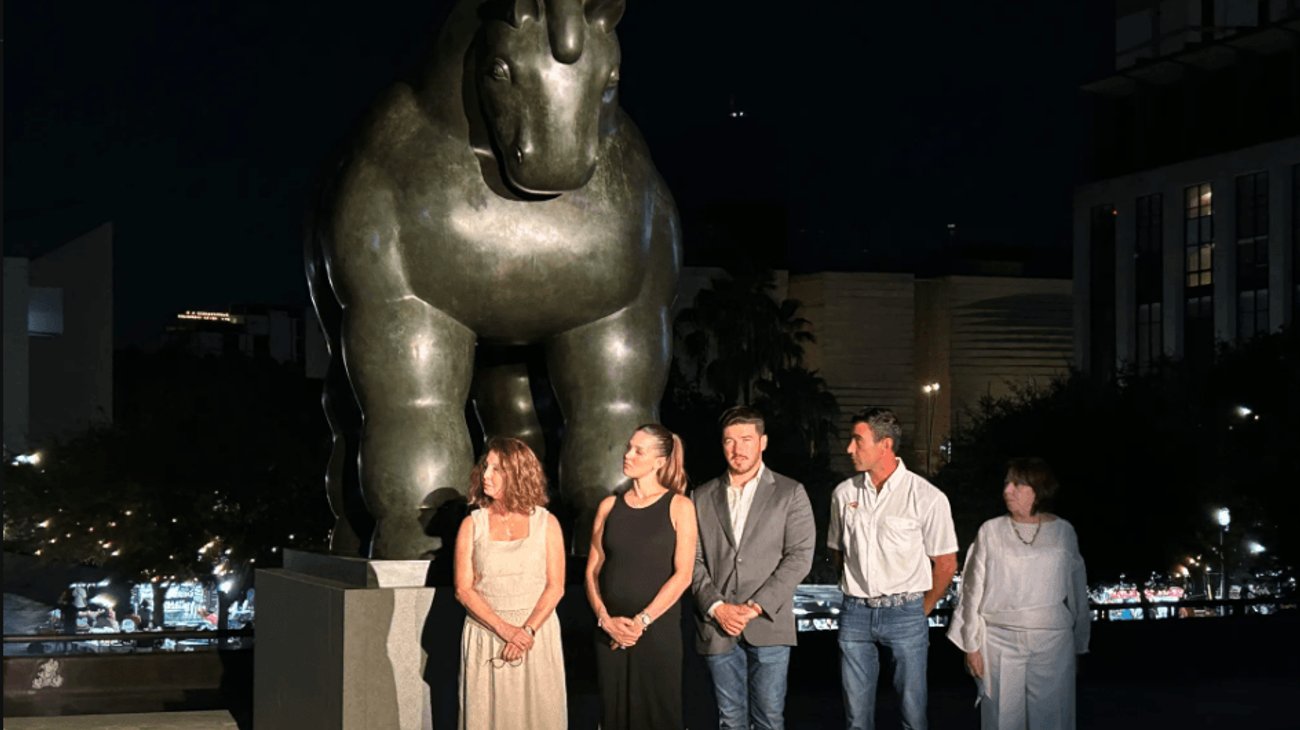 Reubican escultura “Caballo” tras trabajos en la Macroplaza