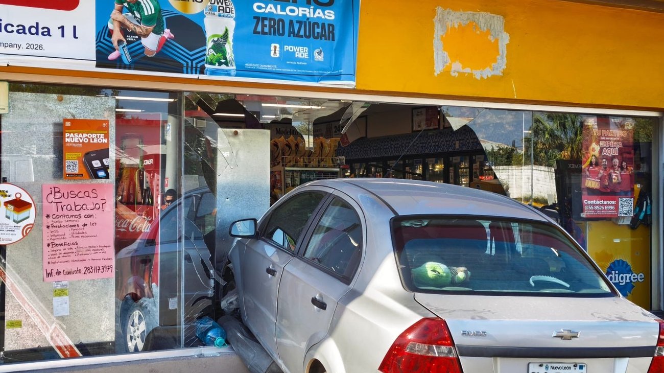 Se estrella conductora contra tienda de conveniencia en Santiago