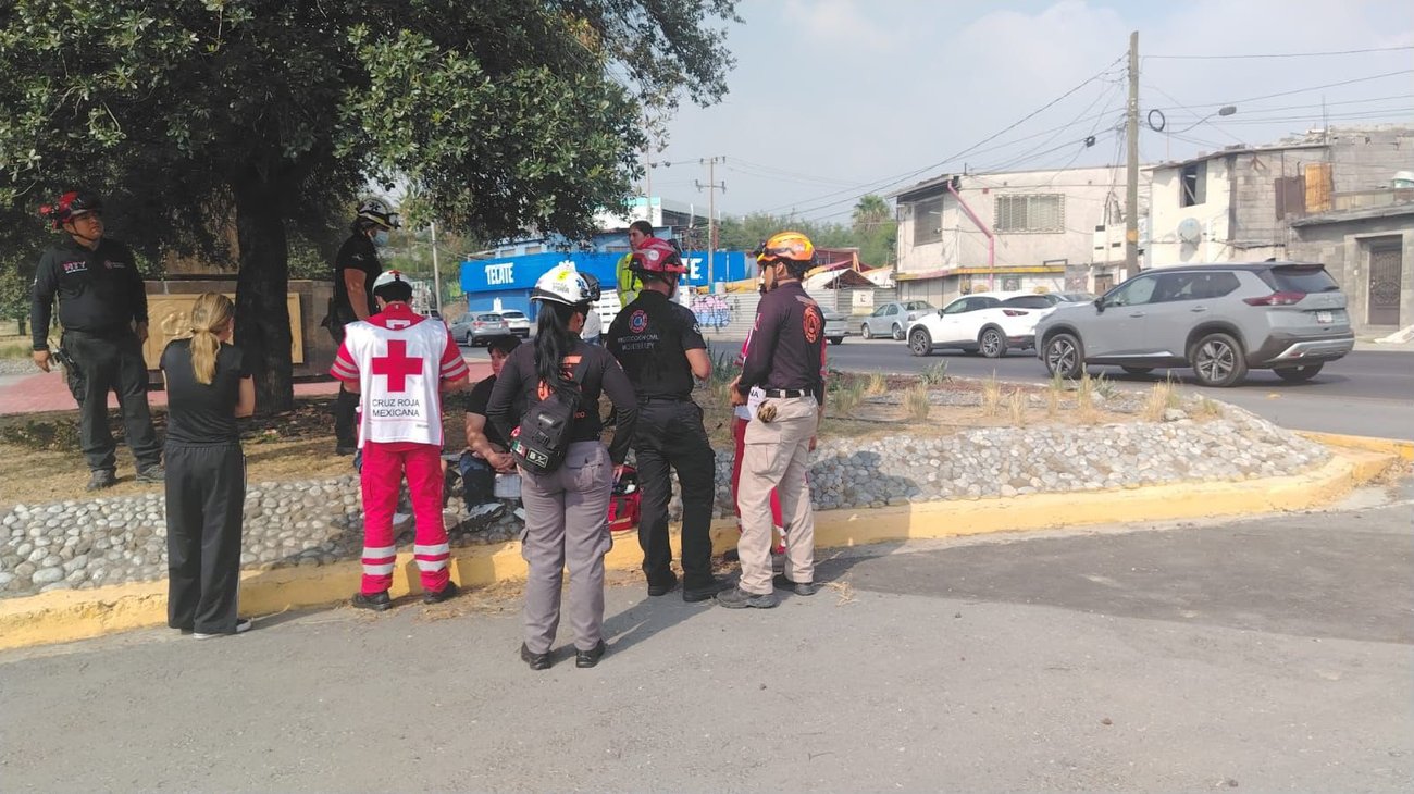 Volcadura deja dos personas con lesiones leves en Monterrey