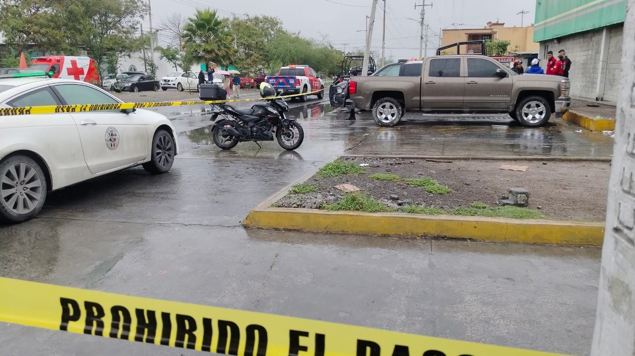 Muere hombre tras desvanecerse al exterior de un negocio